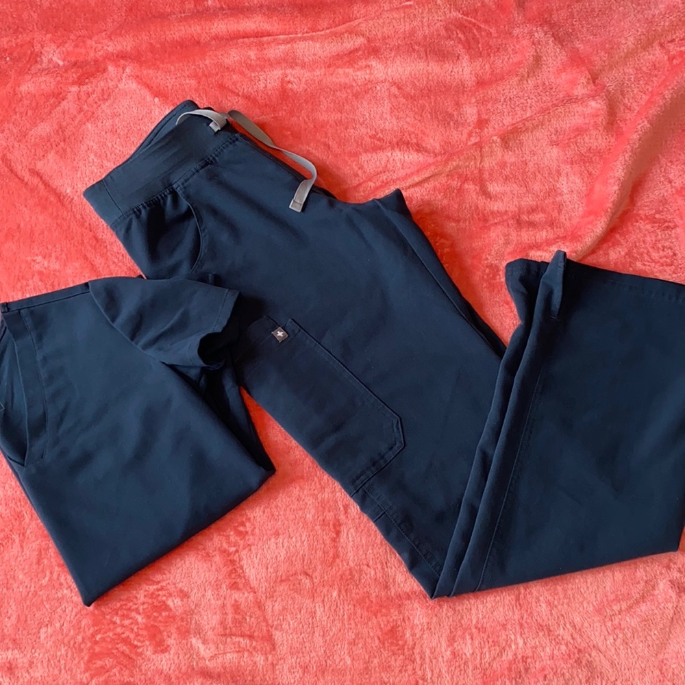 Women’s Figs scrub set